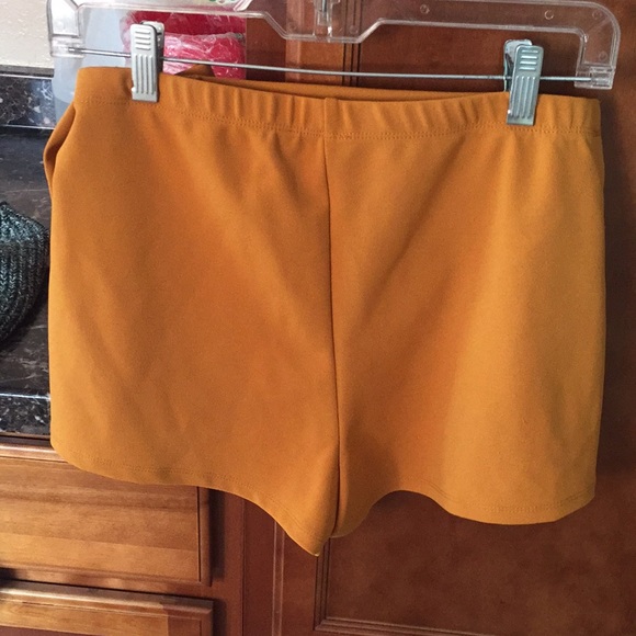 A elegant/casual short with a nice laze🎀 - Picture 2 of 4